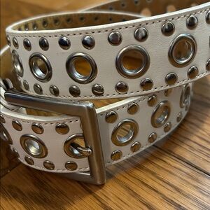 Stylish White Belt with Silver Accents